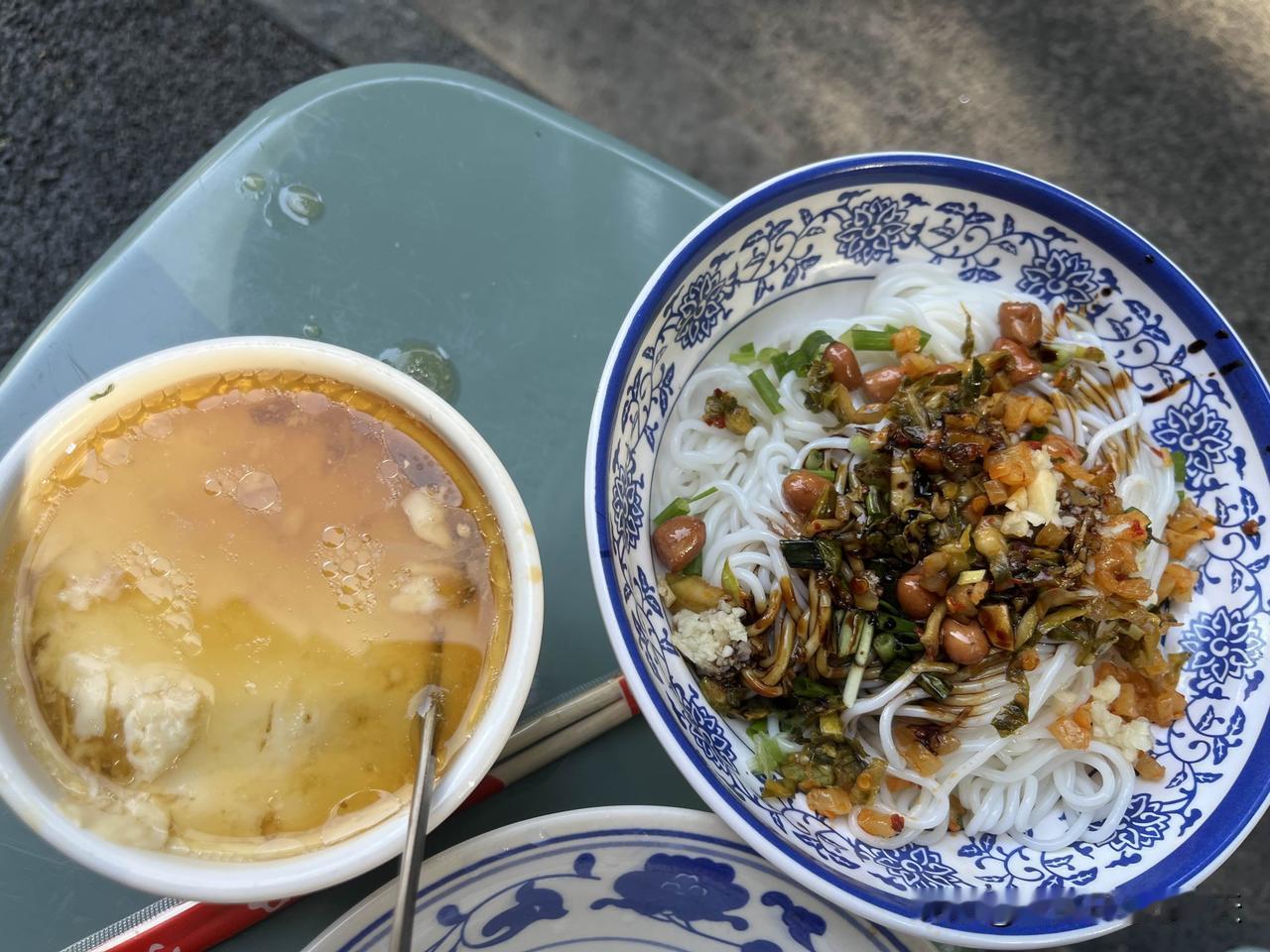 南昌人的烟火早餐标配

要说南昌人刻在骨子里的早餐，一定是凉拌粉配鸡蛋肉饼汤。一