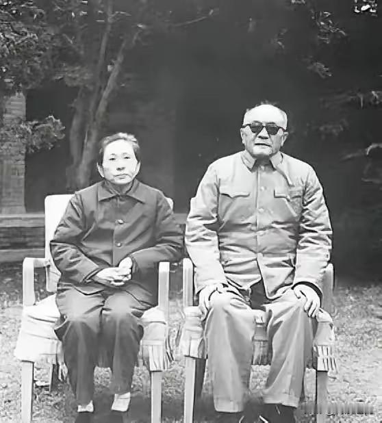 1952年，黄克诚的岳父贩卖鸦片，被判死刑，行刑前，黄克诚找到了负责此案的干部，