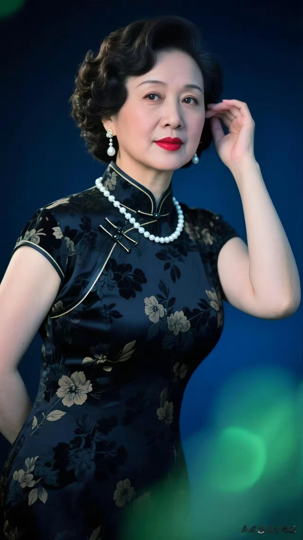 清江引·中年女人风情
中年岂乏风情调，
黑锦旗袍俏。
珍珠衬绛唇，
卷发散香绕，