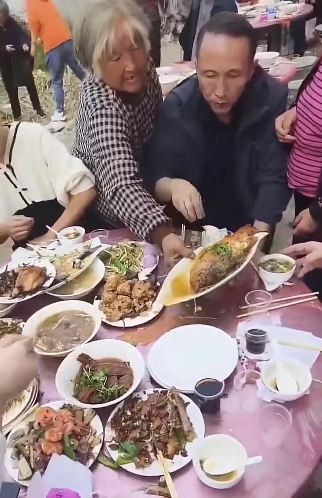 真想不到如此富裕的江苏，宴席上居然还出现抢吃现象；这种在广东、浙江、福建是不可能