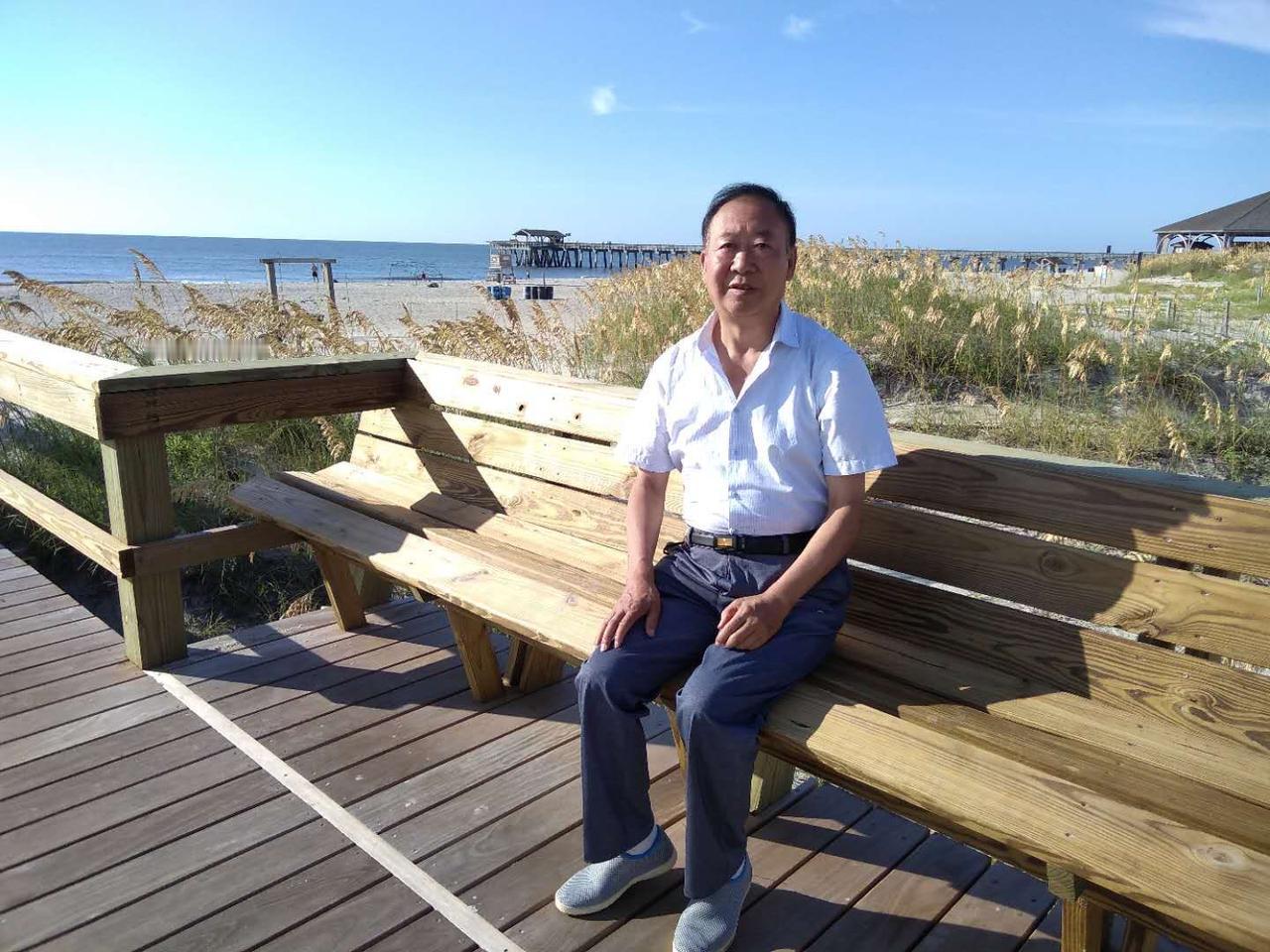张永祥百花诗吟之二十八

倒挂金钟
 
金钟倒挂绿帘间，
灯笼悬吊翠枝尖。
红钟
