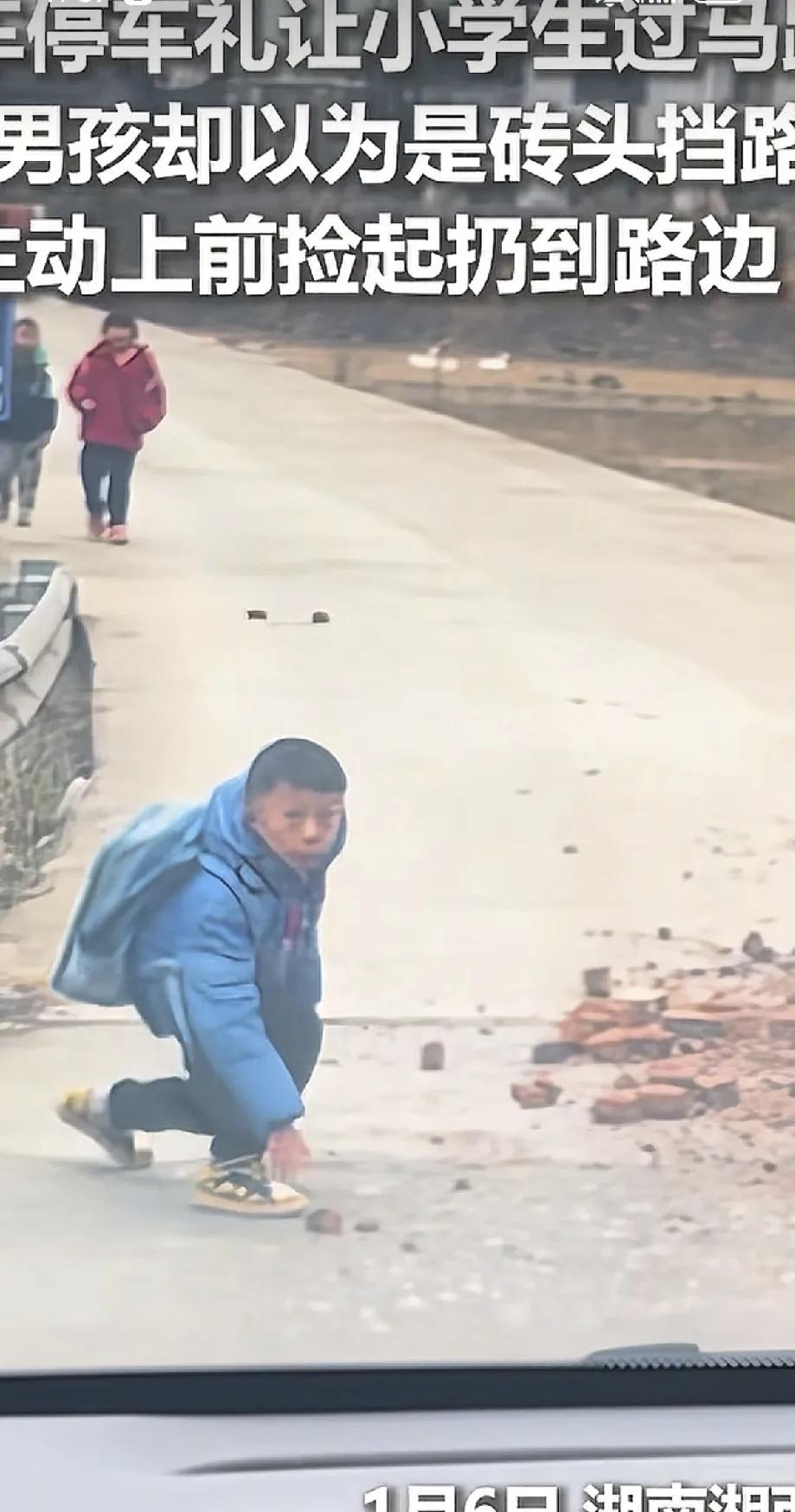 孩子你太善良了！根据人民日报报道，近日，湖南湘西，一名男子停车礼让小学生过马路。