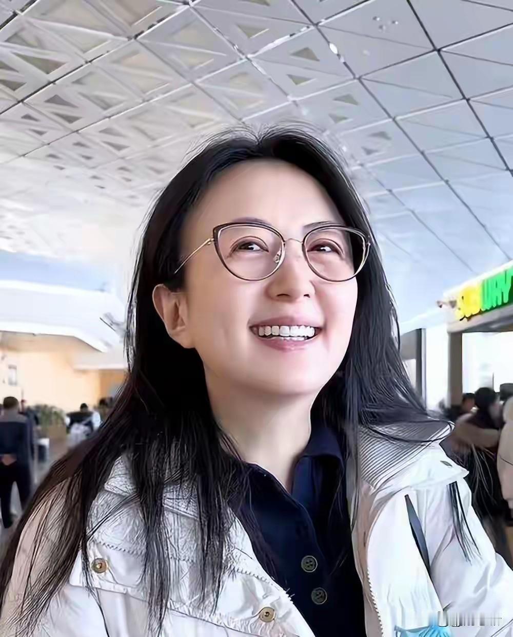 好多人说杨童舒和闫学晶长得好像，我深有同感。小时候看杨童舒在《至尊红颜》里演反派