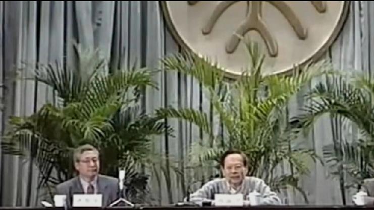 这是杨振宁院士在北京大学演讲的照片。
        杨院士绘声绘色， 在座的顶