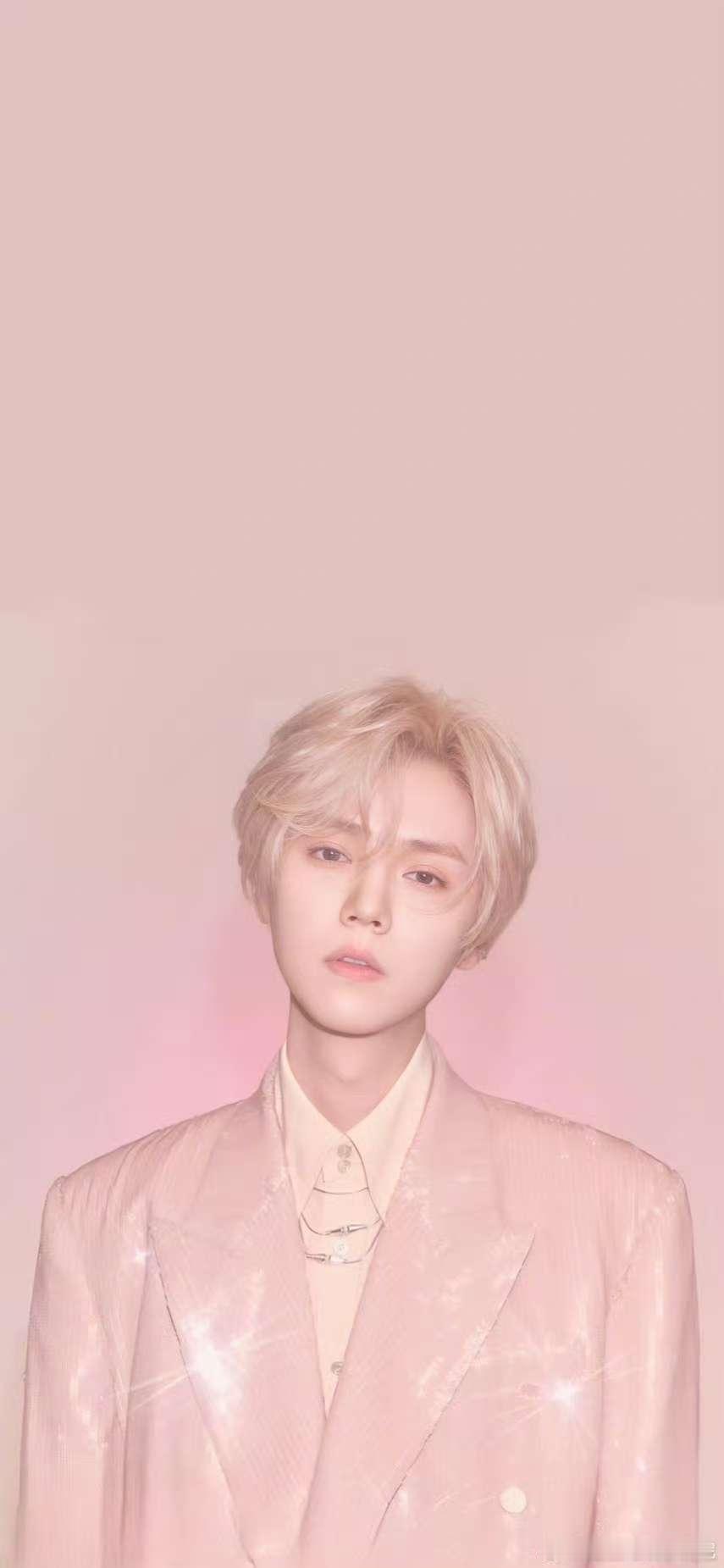 鹿晗朱志鑫同款粉西装,谁懂这两张帅脸对我的冲击力！ 