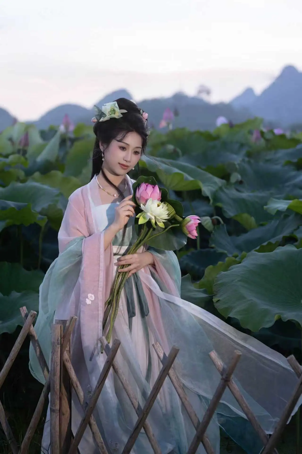 荷叶罗裙一色裁，芙蓉向脸两边开。