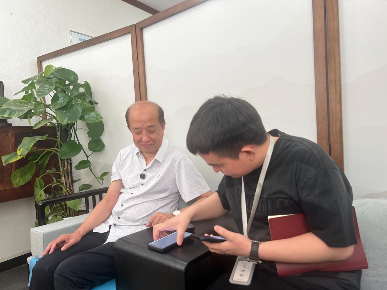 【饭后这个坏习惯，可能加重孩子的抽动】
如果孩子平时吃完饭之后，立马躺着，或者长