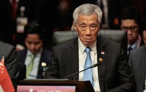 川普为何变“聪明”了？很有可能躲在川普背后的那个“暗鬼”就是新加坡。因为中国海南