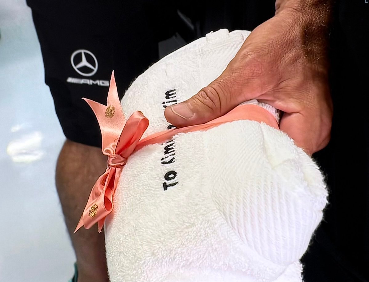 “To Kimi from Kim”看起来像是金姐送了条毛巾回来2026f1巴塞