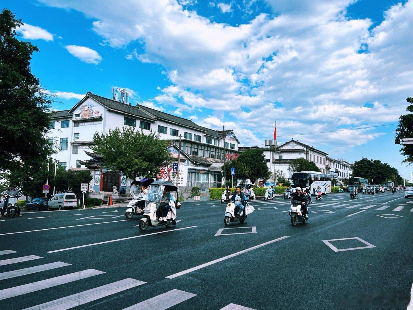 傍晚的214国道同一方向突然涌来大批电单车每辆后座都有个穿同款校服的小学生模样的