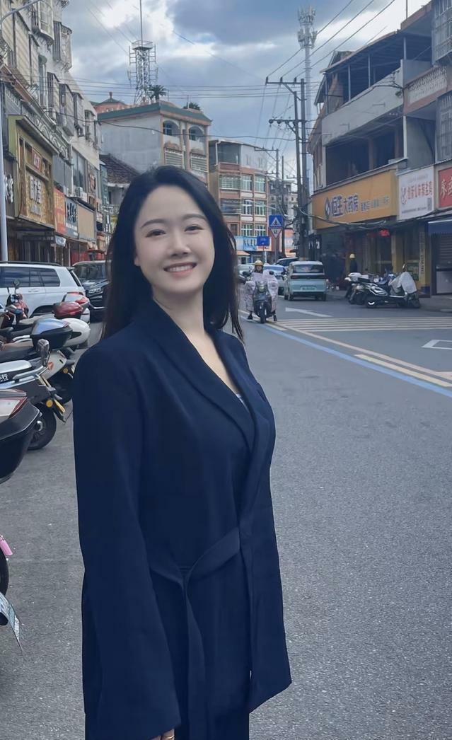 五县城市生活优雅的女人，旺夫旺三代这话真不是瞎说。就像大堂哥媳妇，当年娶她时亲戚