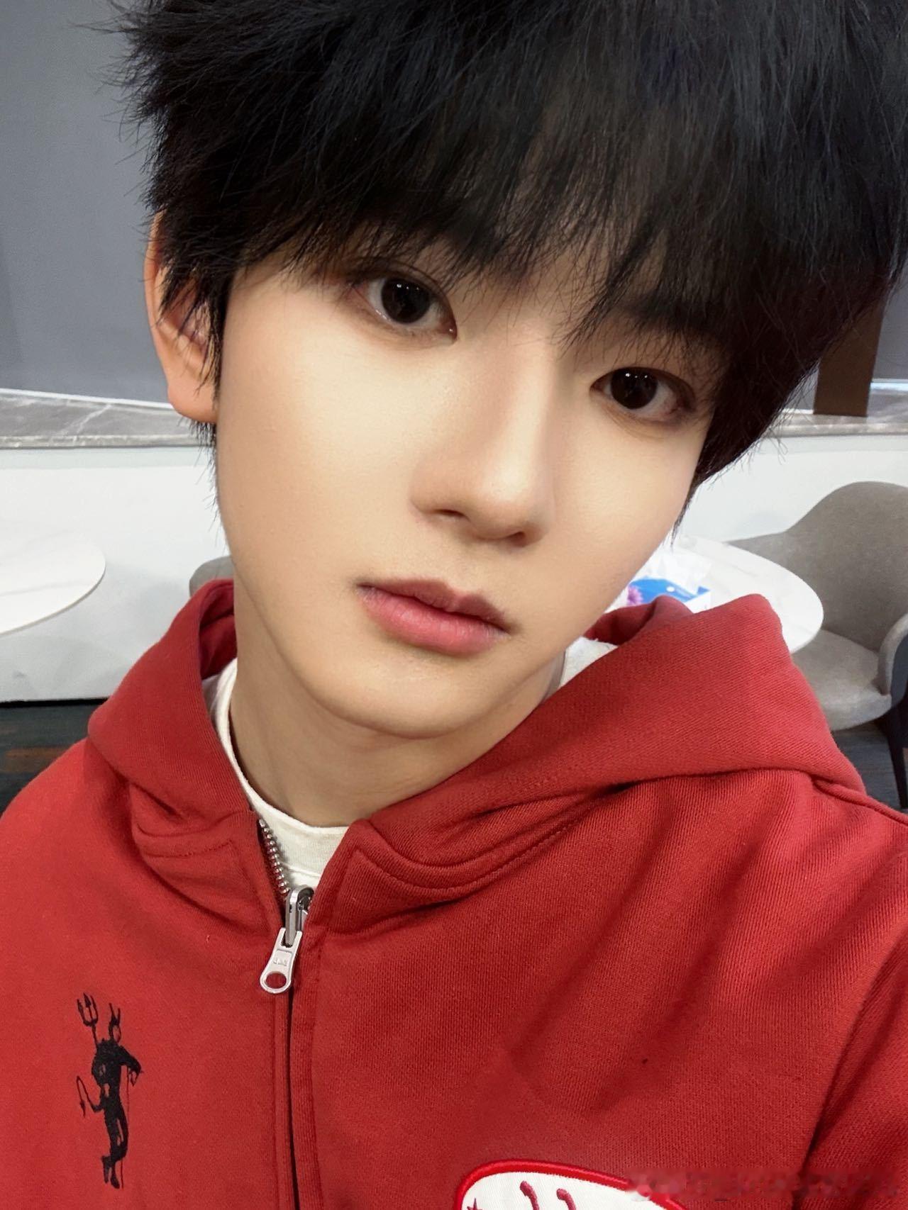 穆祉丞cha了刘耀文的歌周五晚高疯 穆祉丞在劲歌热舞环节听到刘耀文的歌，当场开启