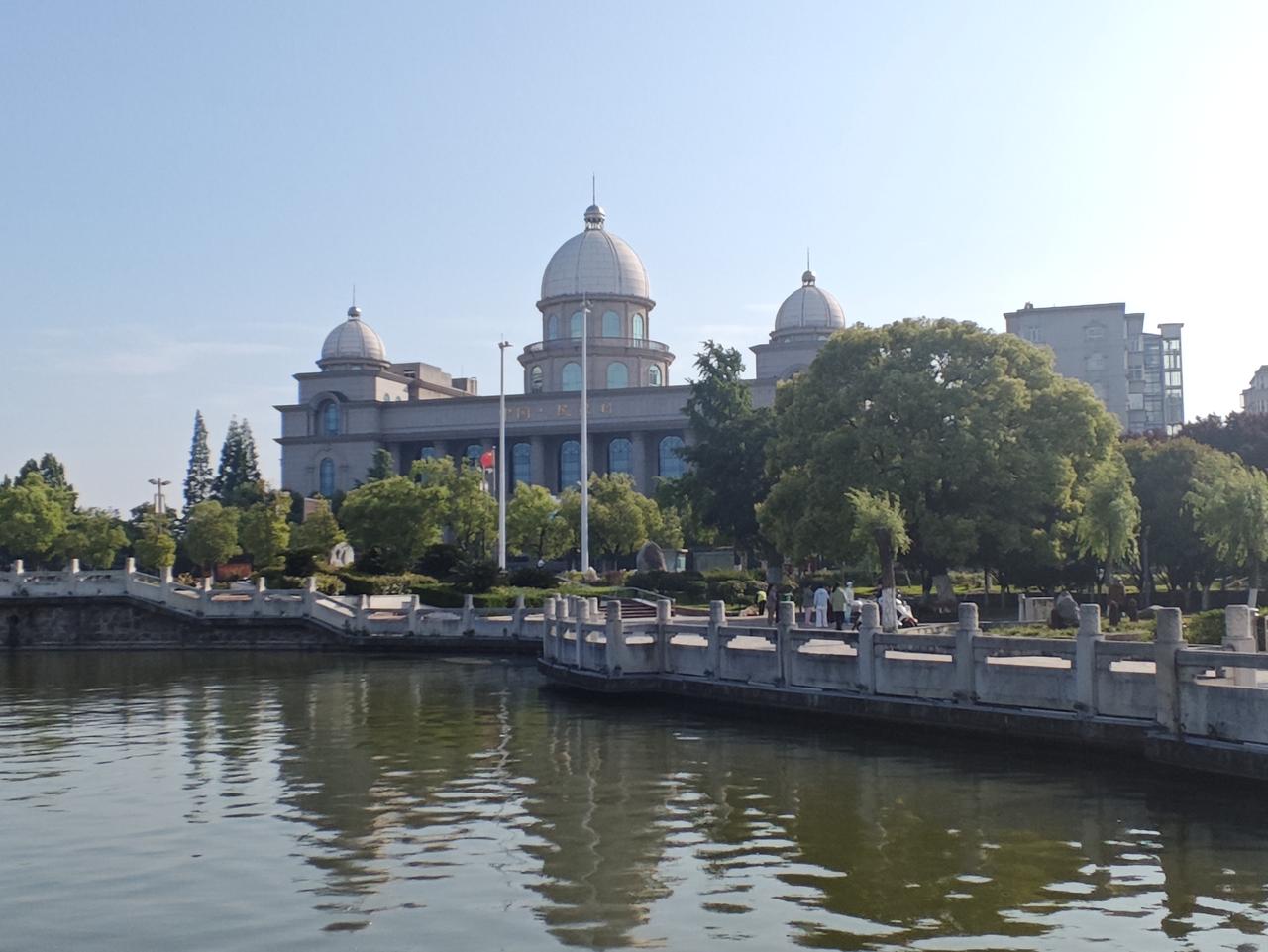 外人都以为民办幼师很轻松
带带孩子、玩玩游戏就下班
可谁懂我们背后的心酸💔
 