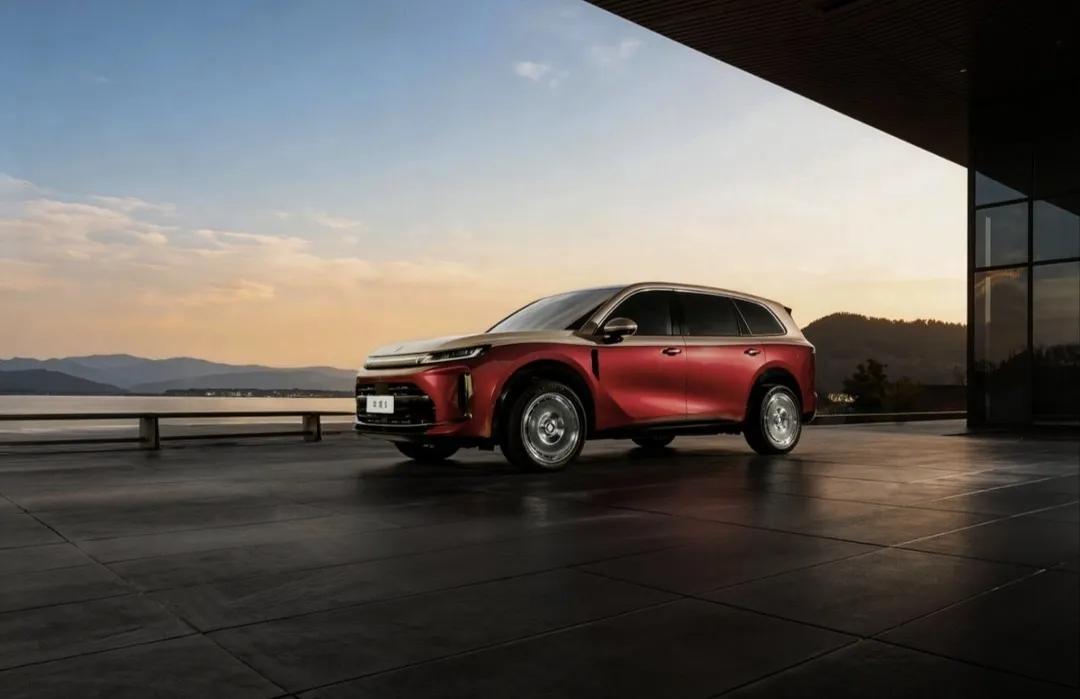 现在买车，多数这样选:
6％家庭，买50万元以上的车；
12％家庭，买20~50