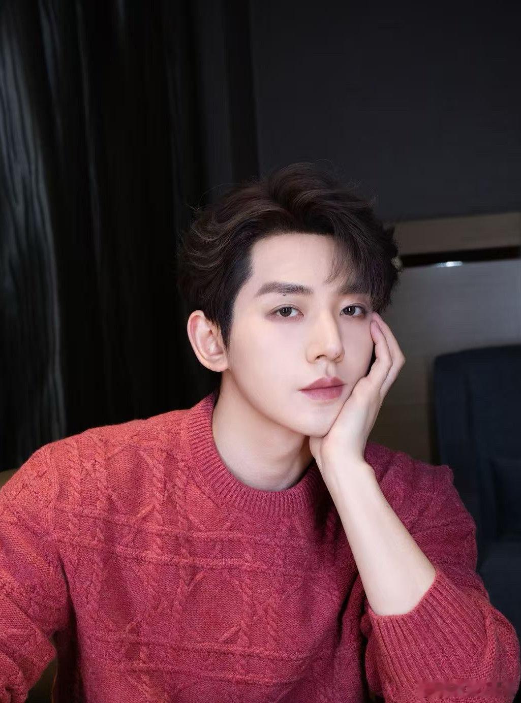 邓为红在2026 央视跨年的这抹红真的太正了！邓为红毛衣造型一出，新年的喜庆氛围