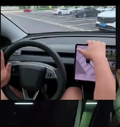 这两个车主，一个手短，一个手长！
他们的车是屏幕换挡，倒车入库侧方停车的时候。