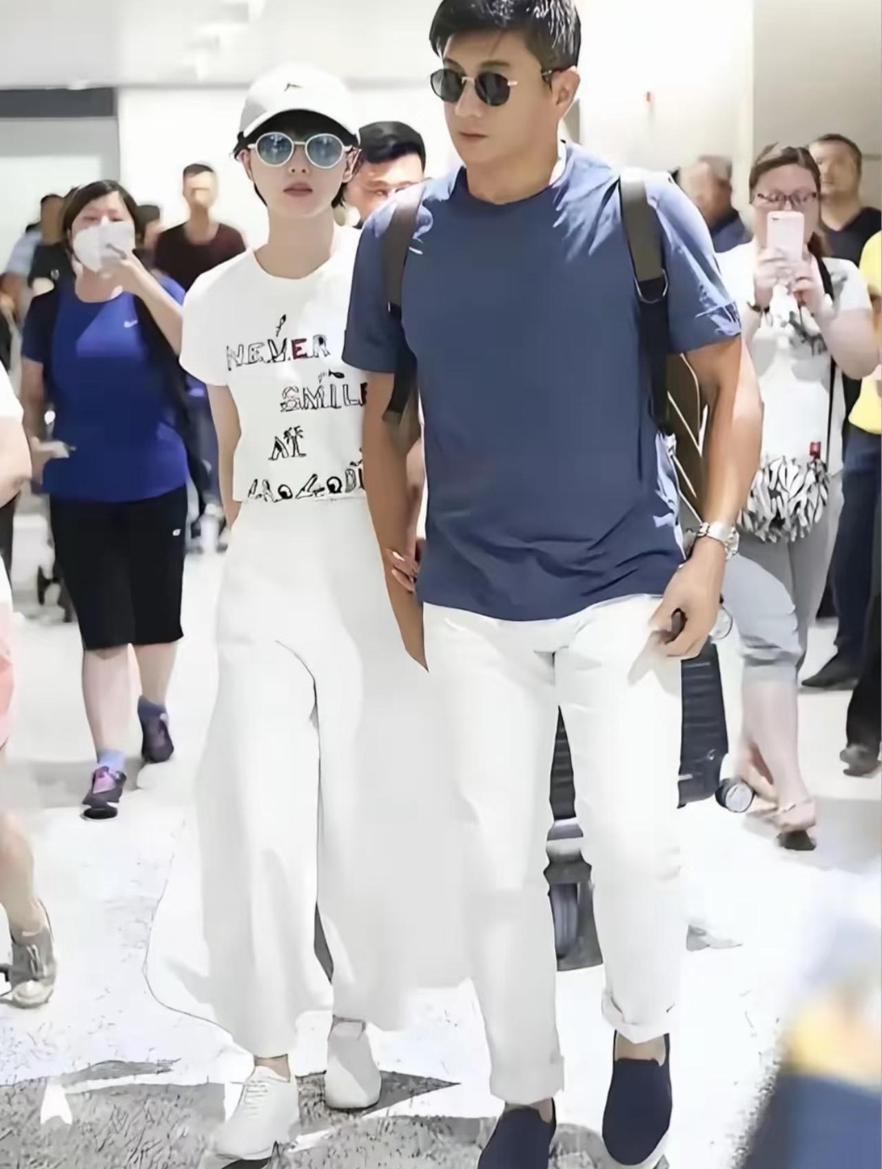 2017年，刘诗诗与吴奇隆携手现身上海机场。

在这么多镜头的拍摄下，两人大方牵