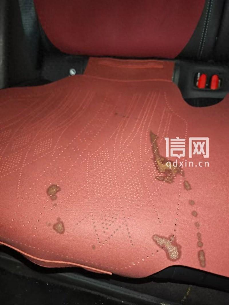 “太恶心了！”天津，网约车司机送完一对年轻男女后，往后座一看，竟发现后排坐垫上糊