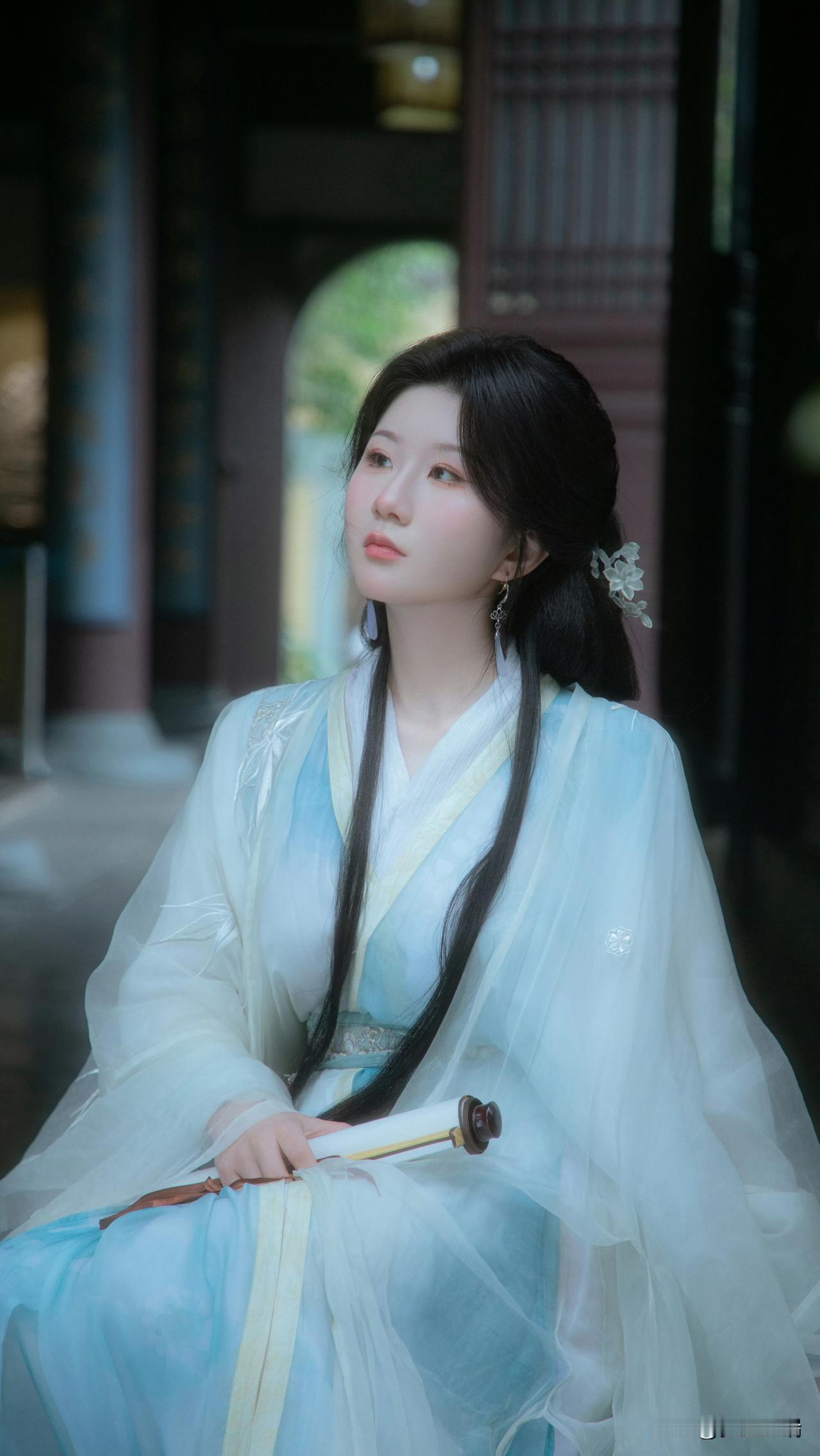 穿越时空的少女，梦回古代的优雅与宁静。
