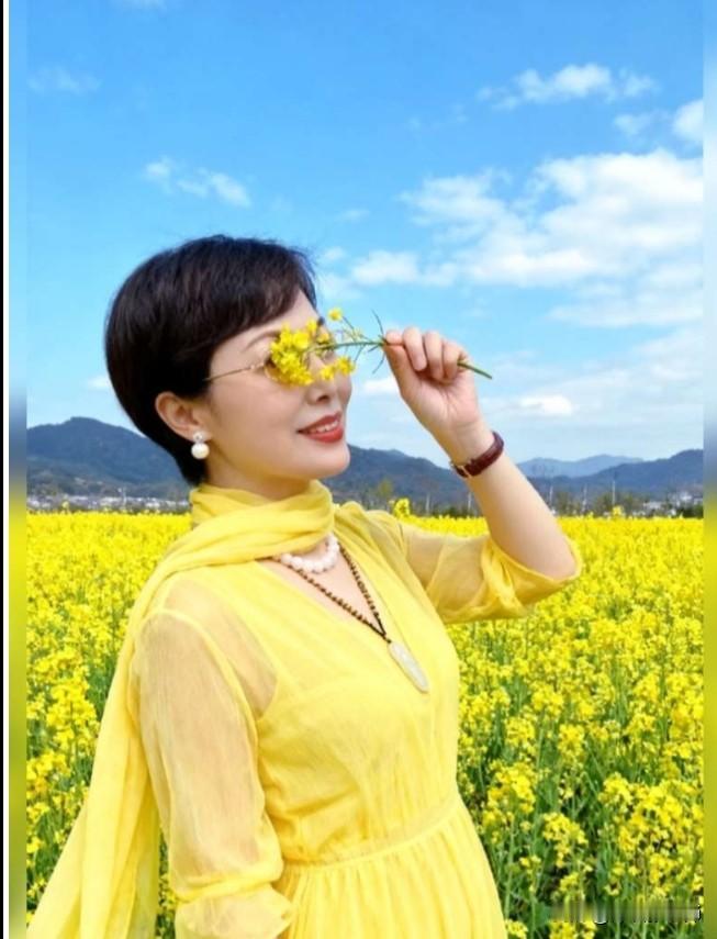         拥有乡音 向善而活
   春日悠长，花开满人间，微风轻拂嫩绿的枝