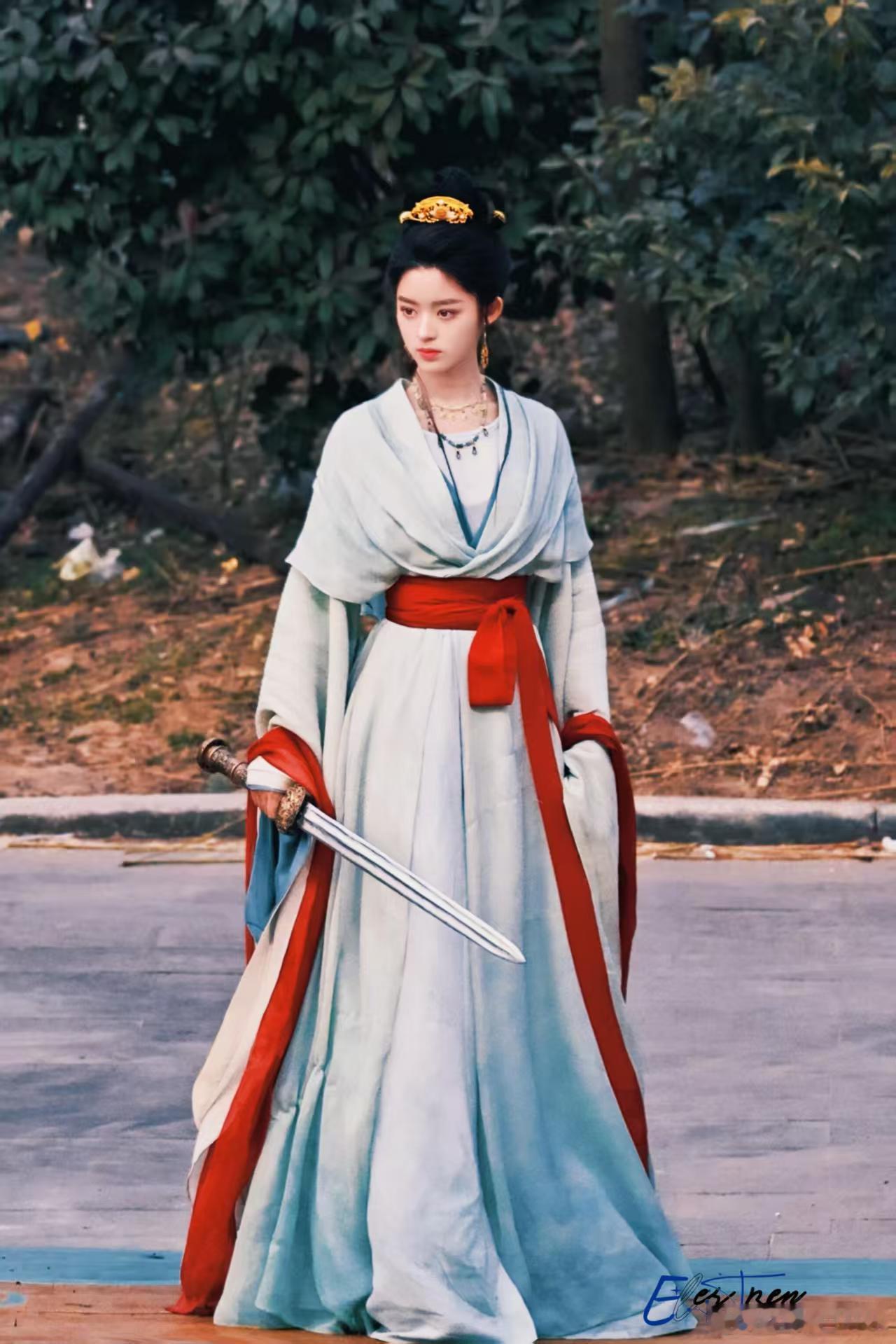 黄杨钿甜上一秒甜妹下一秒拽姐黄杨钿甜舞剑好飒黄杨钿甜的反差真的很迷人，平时是软萌