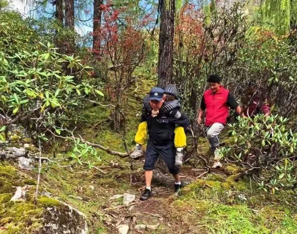 女游客在海拔4700多米山上失温休克，被“搭子”丢下，当地公安局回应

网友评论