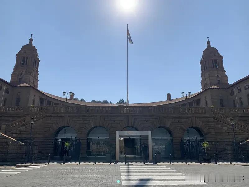 12月9日“领事直通车”发布消息，新年假期来临，驻南非使馆提醒在南中国公民、企业