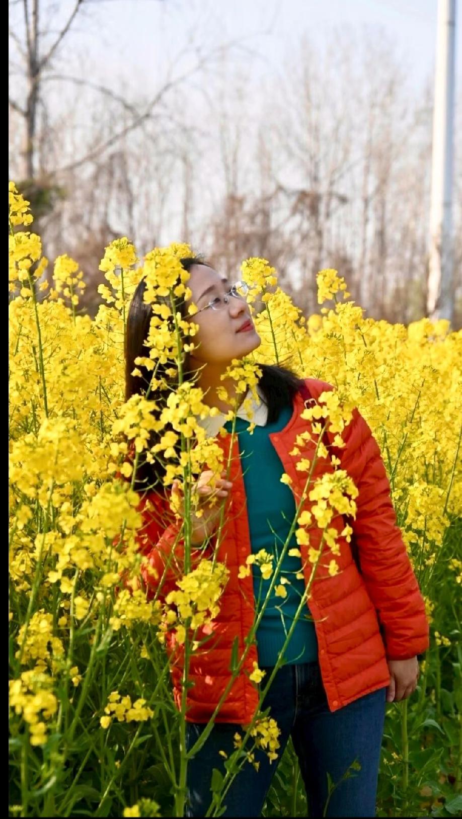 花间人影动，春意满芳丛。