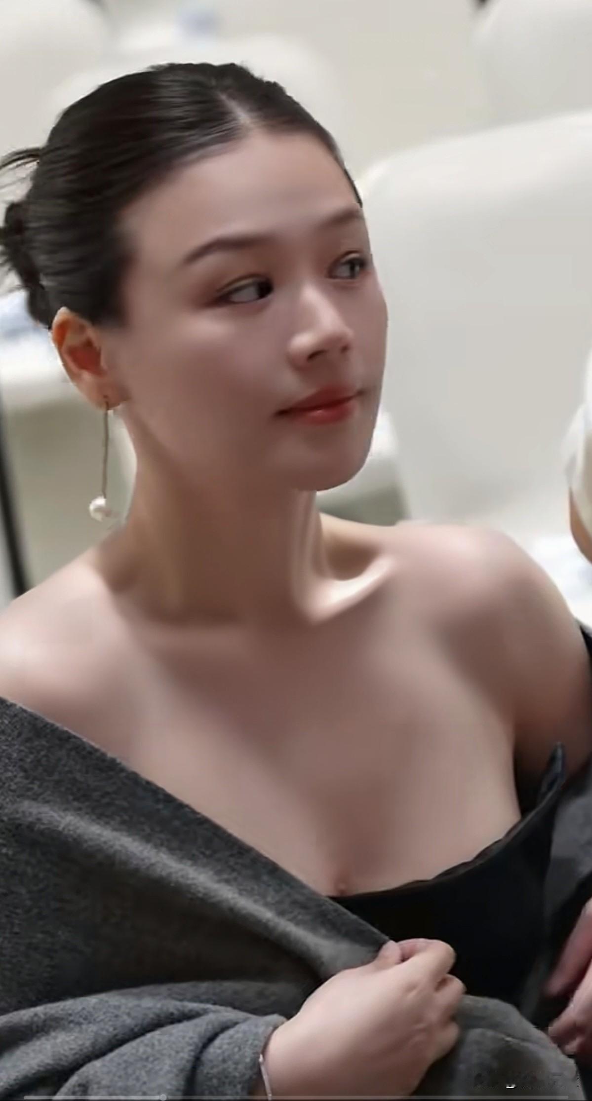 为什么现在这么多人要减肥啊？
像马思纯这种微胖美女不好吗，
肉肉的，白白的，简直