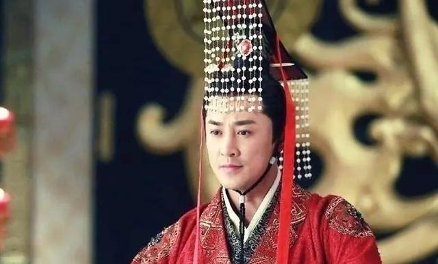 公元前81年，霍光正在阅兵，接着，他把一名校尉，“偷偷地”调到自己的将军府。不料