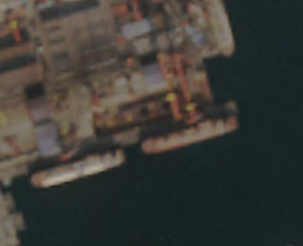 昨天的北方某地004新卫星图  舰首又多了一截，前部水线下已全部吊装 看来春节前