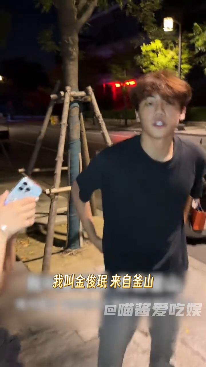 采访韩国人唱ifyou。
喵酱爱吃娱。
开头以为是中国人，但男生那两句韩语真的把