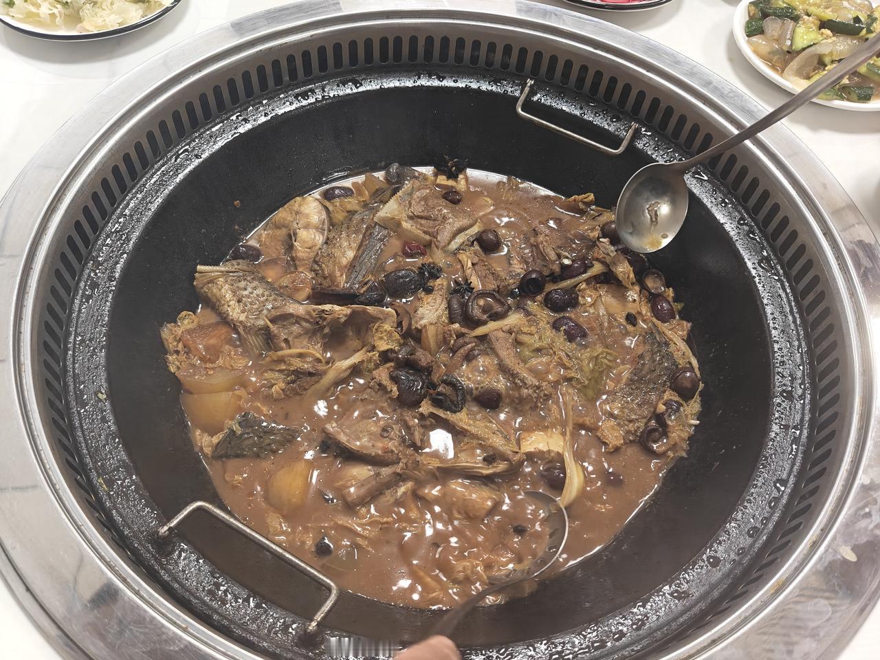 退休后，我发现挣钱本事没有了，但是省钱的本事还是有的。跟着老年团去参观一个酒厂，