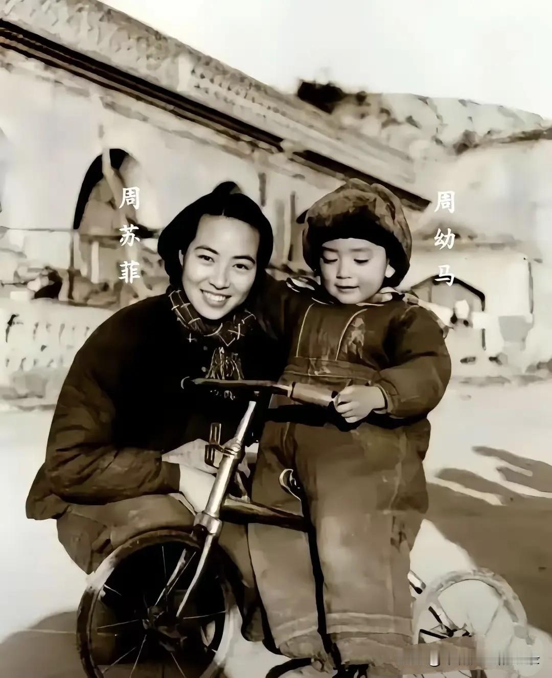 1946年，周苏菲与儿子周幼马在延安，周苏菲与马海德之子。