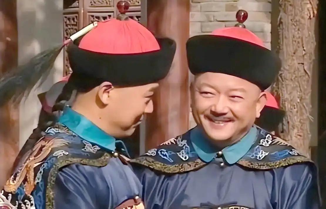纪晓岚比和珅大26岁，二人是忘年交而非死对头。和珅权倾朝野时，纪晓岚只是负责编纂