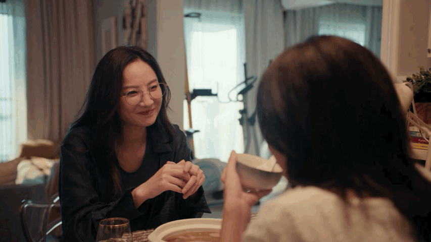 郑希怡勾辛芷蕾下巴这一下郑希怡轻轻勾住辛芷蕾的下巴，动作温柔又不失霸道，辛芷蕾眉