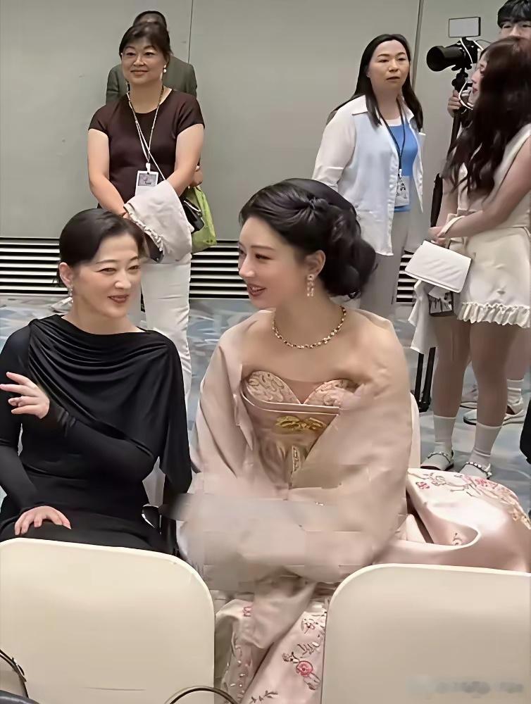杨紫那件勒出后背赘肉的百万高定礼服，撕开了时尚圈最势利的潜规则。你真以为是她变胖