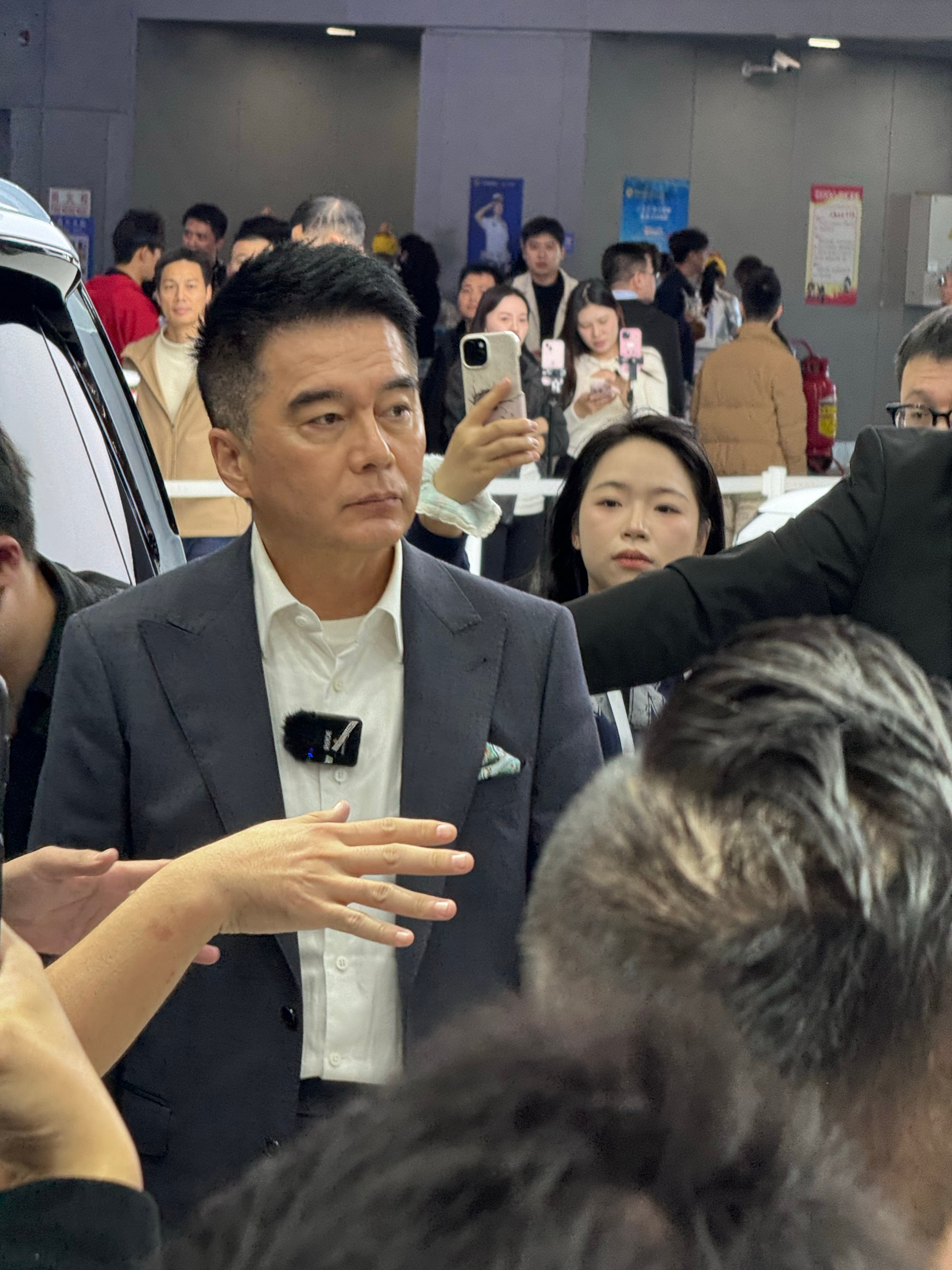 看我在广州车展的极氪展台看见谁了！好命哥的爸爸，人民的名义祁厅长哈哈哈哈！刚好前