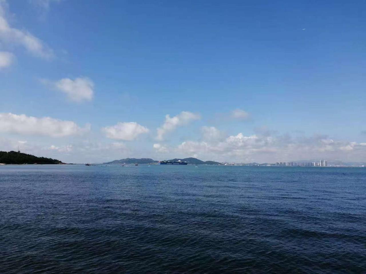 全市雨雨雨+气温降降降？
此时此刻青岛的天瓦蓝瓦蓝的，说好的暴雨呢，等了半天就这