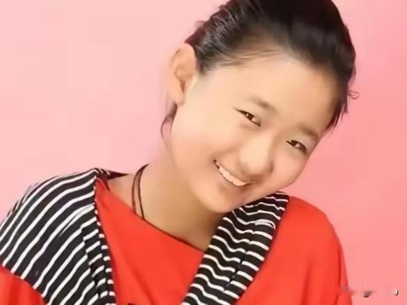 "癌症不是我选的，我凭什么就该死？"
 
河北廊坊病房里，19岁的李明馨红着眼睛