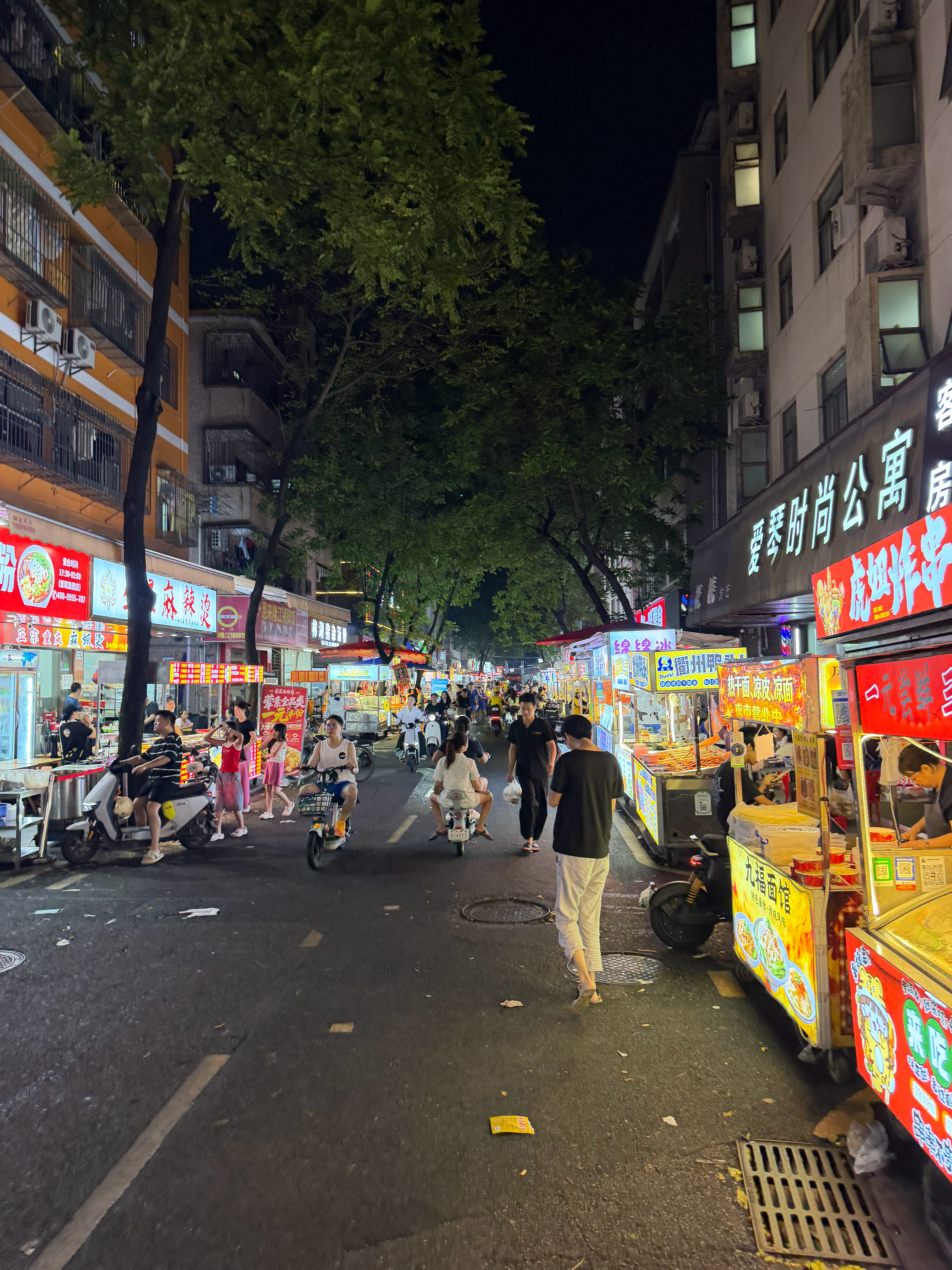制定健身新战略，下班走路8公里，专挑夜市美食一条街，磨练意志，从心理、胃里慢慢抵