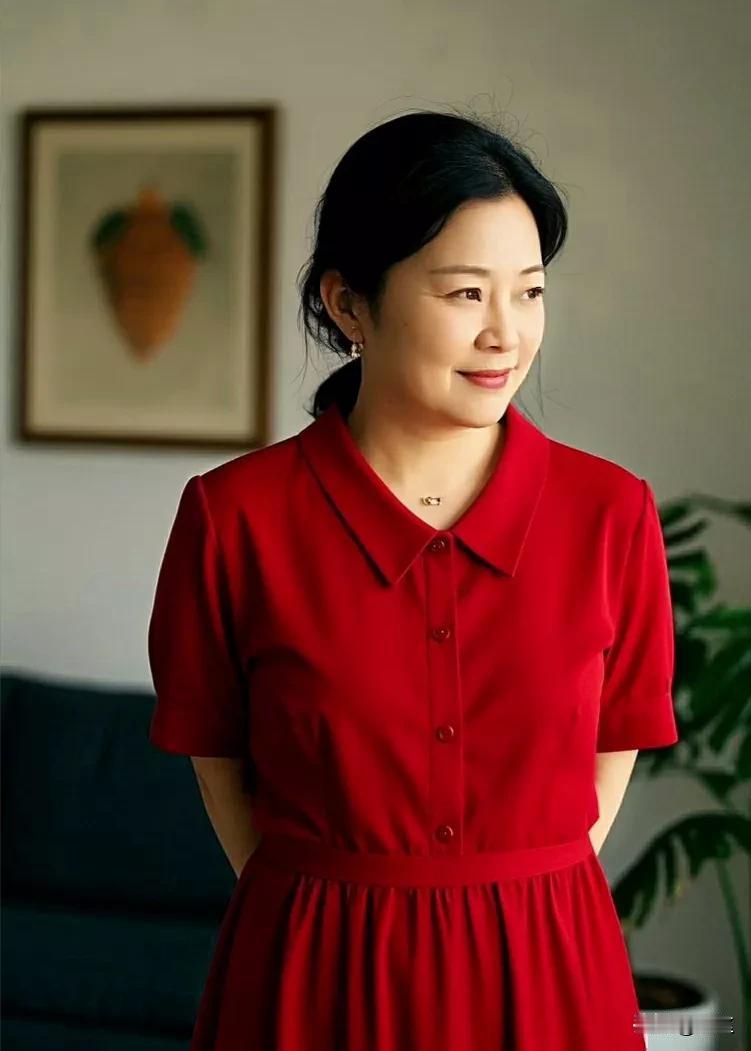 《优雅王阿姨》
 
她身着一抹红裙，
如火焰在室内跳跃。
红色的热情与活力，
在