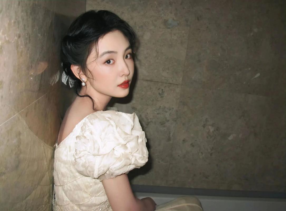 吴倩被爸爸打掉牙齿不敢吐出来我天啊，这得多坚强，被打掉牙齿不敢说也不敢吐出来，说