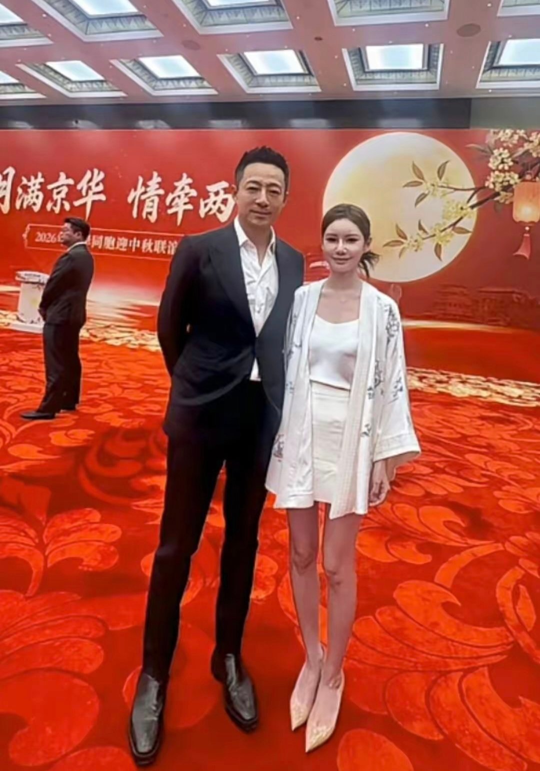 马筱梅参加两岸中秋联谊会，这么重要的场合，像穿了一件睡衣一样，应该穿的正式一点，