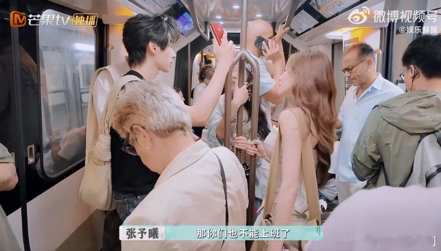 颜安绞尽脑汁休息的样子演我 颜安在地铁上看到张予曦腿上小伤，赶忙“啧”着提醒，让