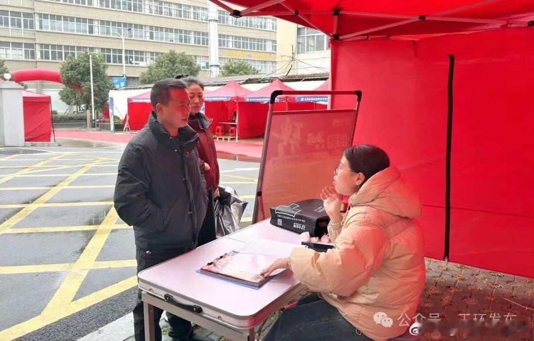 玉环招聘会上的法治大礼包求职有热度，维权有温度！2月26日玉环春季招聘会现场，芦