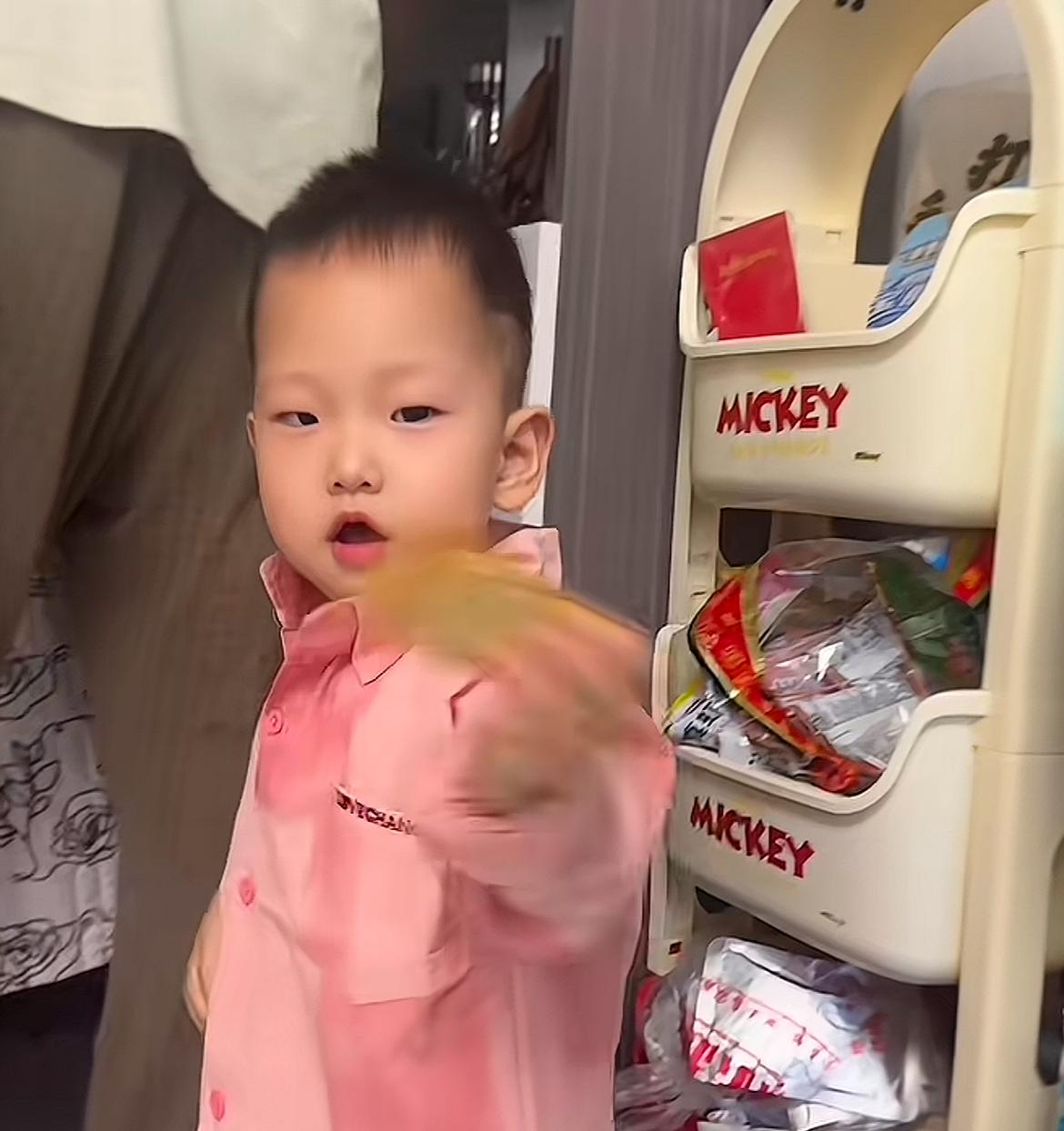 魏羽馨弟弟居然这么大了，而且长相好像姐姐。
不知不觉间，发生在齐齐哈尔的那场灾难