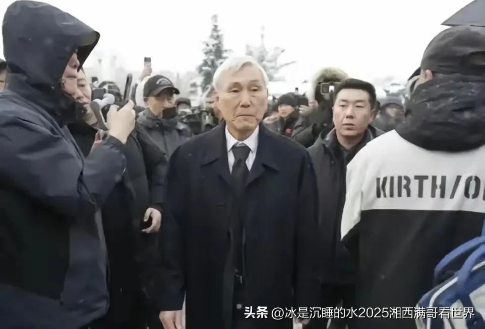 昨天韩国的“围棋皇帝”、“全冠王”曹薰铉九段代表韩国围棋界来送别聂卫平。曹薰铉与