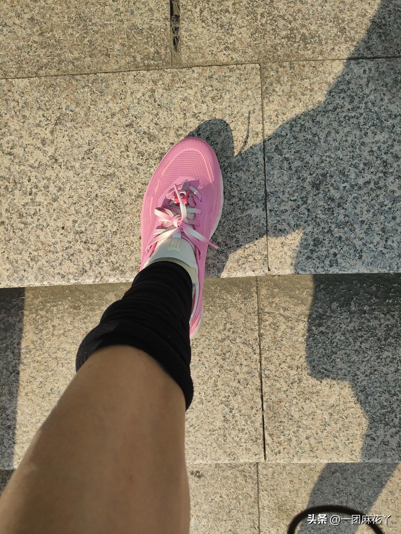 夏秋之交，穿什么衣服不好掌握了。
夏天早上出去锻炼，我都是短衣短裤，该出汗就出汗