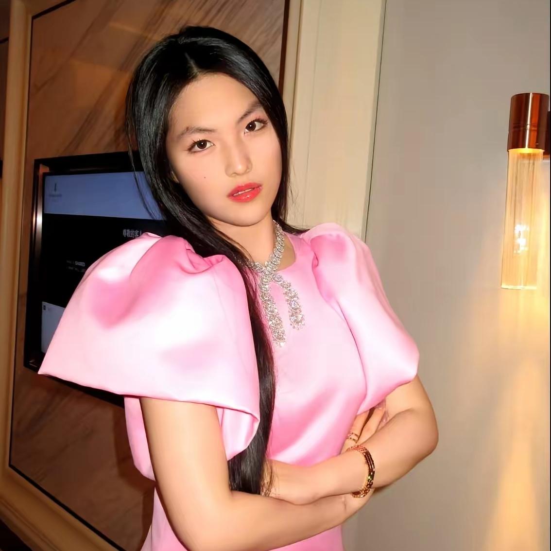 看到王岳伦和李湘一起陪王诗龄去哈尔滨参加世界旅游经济论坛，真是惊呆了。
为了托举